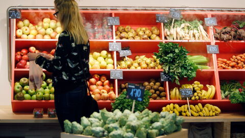 Una mujer hace la compra en la secci&oacute;n de frutas y verduras