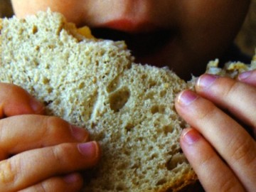 Niño comiendo