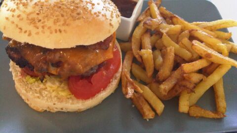 Hamburguesa con patatas fritas