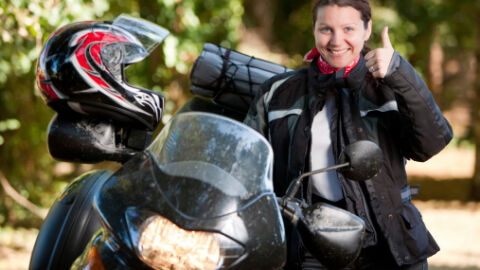 Chaqueta y equipación para viajar en moto