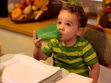 Niño tomando leche