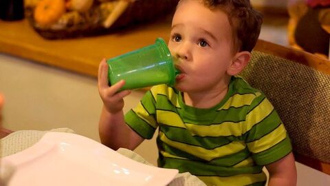Niño tomando leche Niño tomando leche