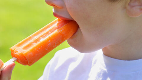 Ni&ntilde;o comiendo helado