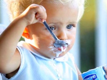 Niña comiendo un yogur