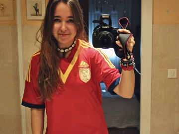 La ganadora con la camiseta de la Selección firmada por Villa