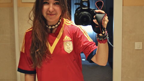 La ganadora con la camiseta de la Selecci&oacute;n firmada por Villa