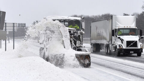 Una quitanieves despeja una carretera del este de EEUU