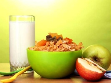 Leche, cereales y fruta sobre una mesa