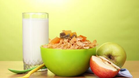 Leche, cereales y fruta Leche, cereales y fruta