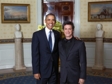 Obama recibe a Alejandro Sanz en la Casa Blanca