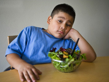 Niño con ensalada