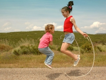 Niños jugando al aire libre