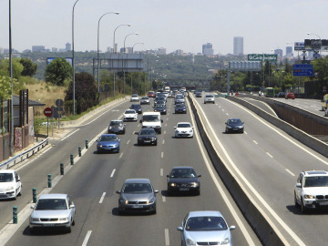 Coches circulando por una carretera