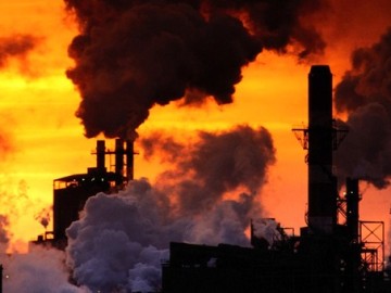 Chimeneas de una fábrica en pleno rendimiento 