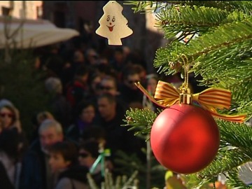 A la búsqueda del árbol de Navidad perfecto en la feria de Espinelves