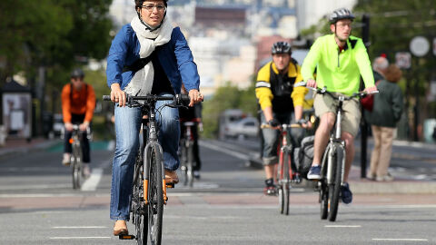 Ciclistas en bici por la ciudad