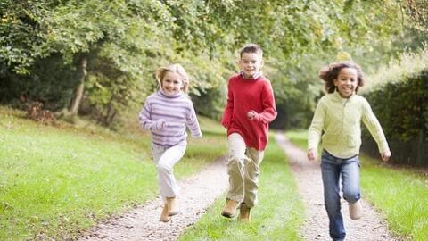 Los ni&ntilde;os realizan m&aacute;s ejercicio f&iacute;sico con amigos