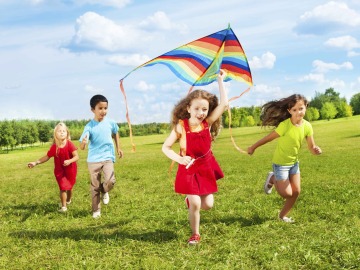 Los niños realizan más ejercicio físico con amigos