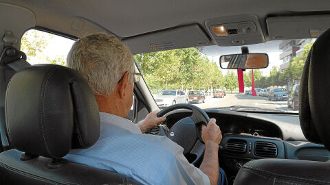 Conductor con más de 65 años. al volante