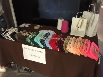 La moda y el medio ambiente se unen con fulares que se convierten en bolsas de tela