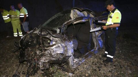 El coche, destrozado tras la colisión con el tren