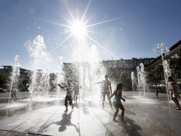 Refrescándose en fuentes públicas
