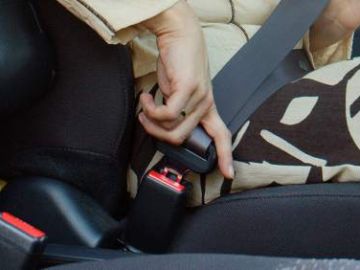 Una mujer se coloca el cintur&oacute;n de seguridad
