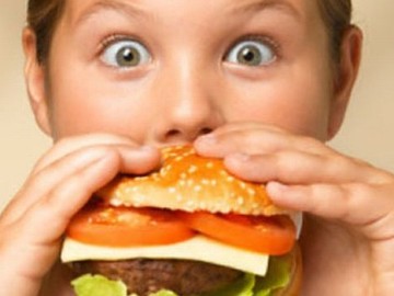 Niño comiendo hamburguesa