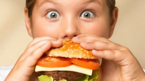 Niño comiendo hamburguesa Niño comiendo hamburguesa