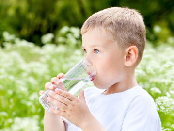 ¿Por qué es importante que los niños beban agua?