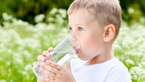 ¿Por qué es importante que los niños beban agua? ¿Por qué es importante que los niños beban agua?