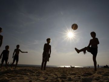 Niños jugando en la playa