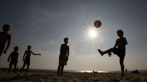 Ni&ntilde;os jugando en la playa