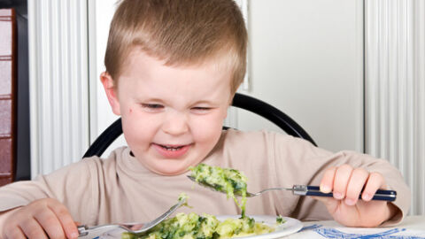 Niño comiendo verduras Niño comiendo verduras