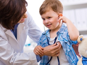 Niño en el pediatra