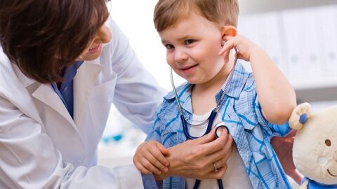 Niño en el pediatra Niño en el pediatra
