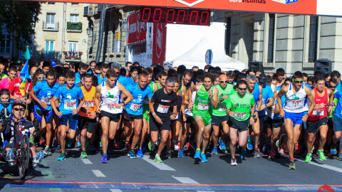 Los corredores salen en la II carrera Ponle Freno 