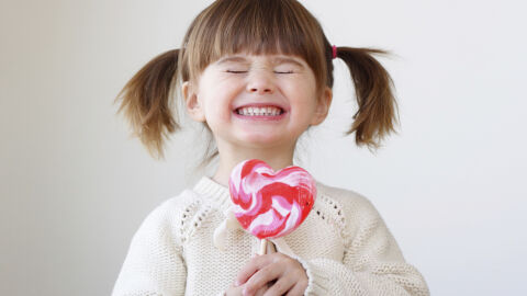 Niña con piruleta Niña con piruleta