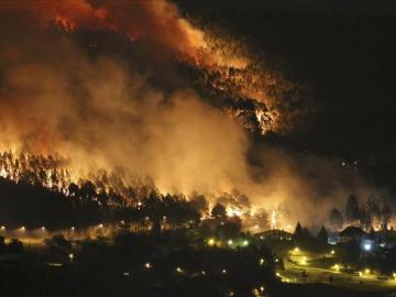 El incendio que comenzó en Berango se ha extendido hasta Sopelana