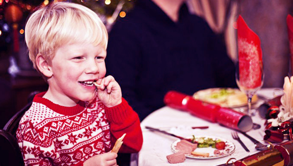 Niño comiendo en Navidad