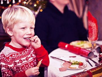 Niño comiendo en Navidad