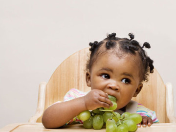 Niña comiendo uvas