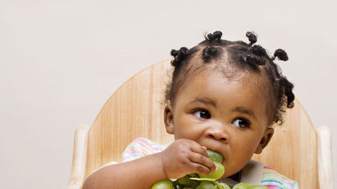 Ni&ntilde;a comiendo uvas