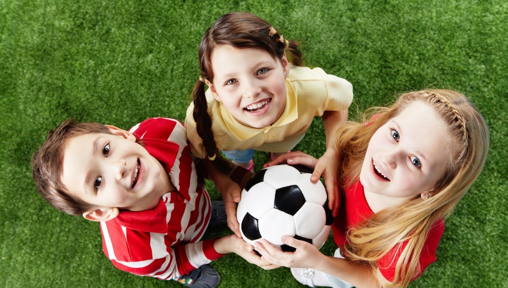 Los expertos recomiendan que los niños practiquen distintos deportes