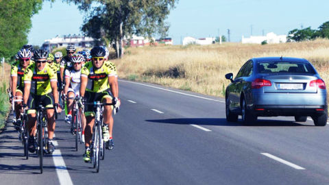 Ciclistas en la carretera