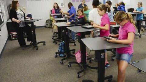 Un estudio propone que los alumnos est&eacute;n de pie en clase