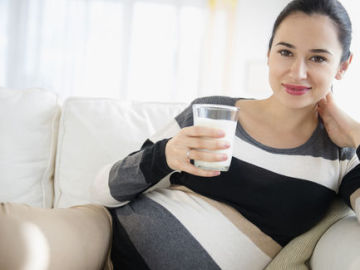 Embaraza tomando un vaso de leche 