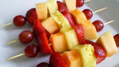 Brochetas de frutas para niños Brochetas de frutas para niños