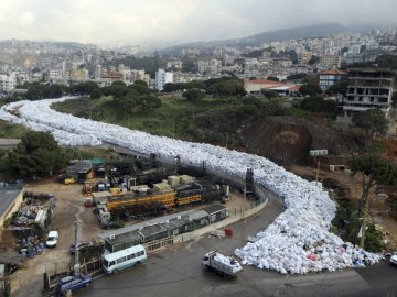 Un río de basura colapsa Beirut 