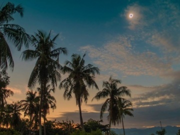 El único eclipse total del 2016 ilumina a Indonesia 